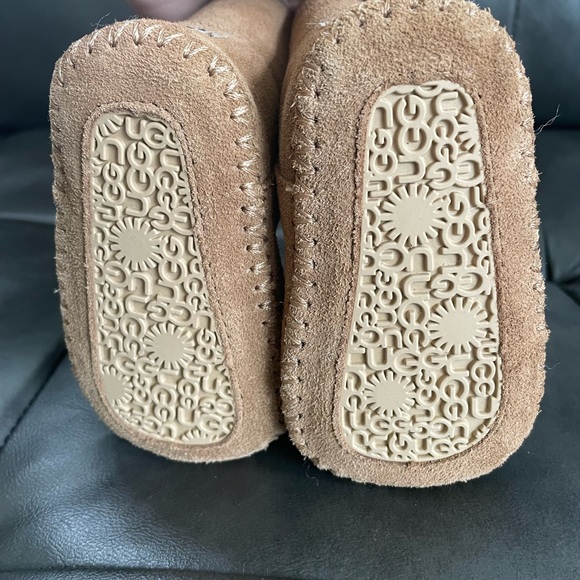 Ugg infant boots.. brand new infant size - Picture 2 of 5